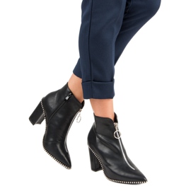 Elegant black boots 2