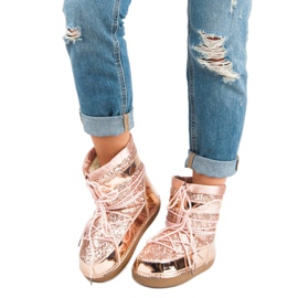 Fashionable pink snow boots 1