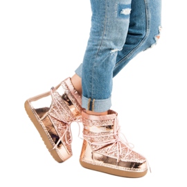 Fashionable pink snow boots 2