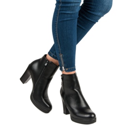 Classic boots on the vinceza post black 2 Classic boots on the vinceza post black 2