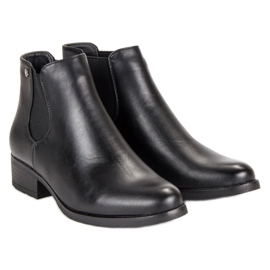 Black Chelsea boots vices 2