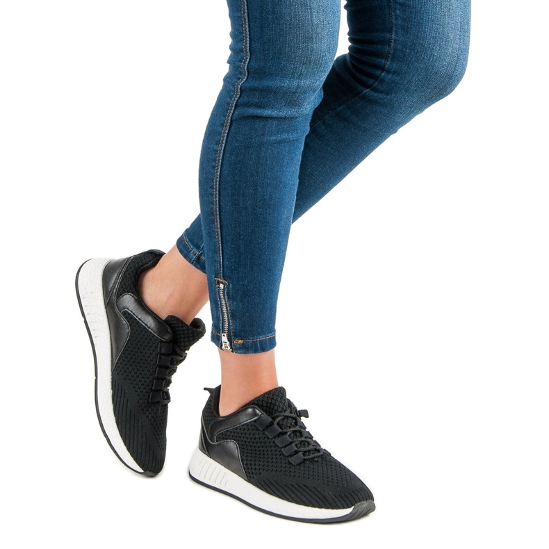 Light sports shoes black 1