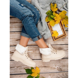 Beige trappers with fur 1