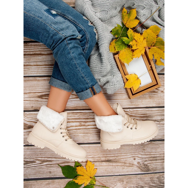 Beige trappers with fur 1