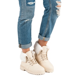 Beige trappers with fur 2