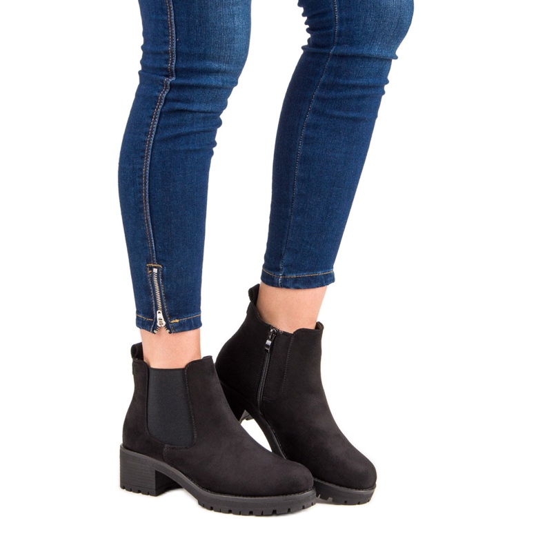 Ideal Shoes Black Chelsea Boots On Flat Heels 1