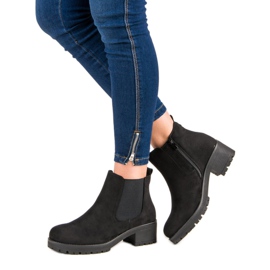 Ideal Shoes Black Chelsea Boots On Flat Heels 2