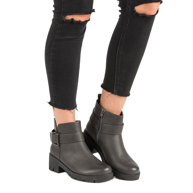 Kayla Gray Workers On The Platform grey 1