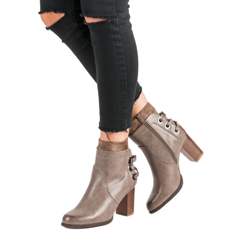 Super Mode Elegant boots on a post brown 2