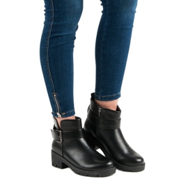 Kayla Black Workers On The Platform 1