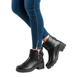 Kayla Black Workers On The Platform 2