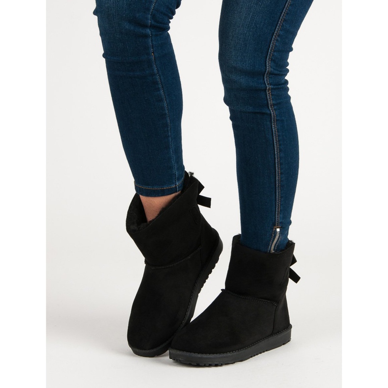 Queentina Black mukluki with a bow 1