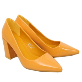 Pumps on the yellow post LE061P Yellow 1