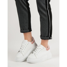 Renda White Shoes On The Platform 2