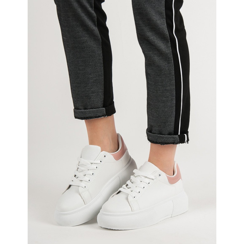 Renda White Shoes On The Platform 2