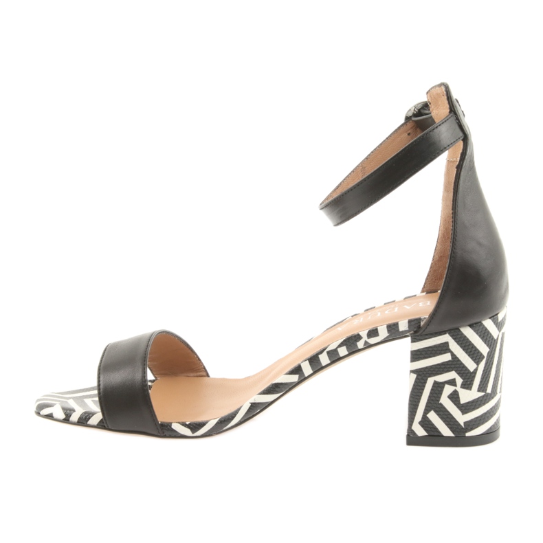 Geometric sandals on the Badura 4887 post white black 2