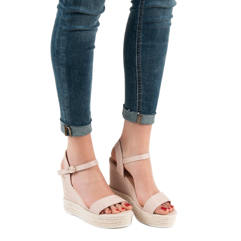 Ideal Shoes Stylish wedge sandals beige 2