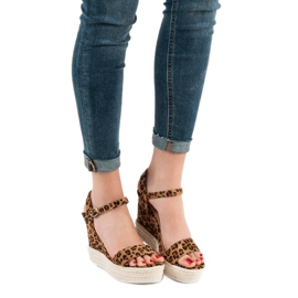 Ideal Shoes Stylish wedge sandals brown 2