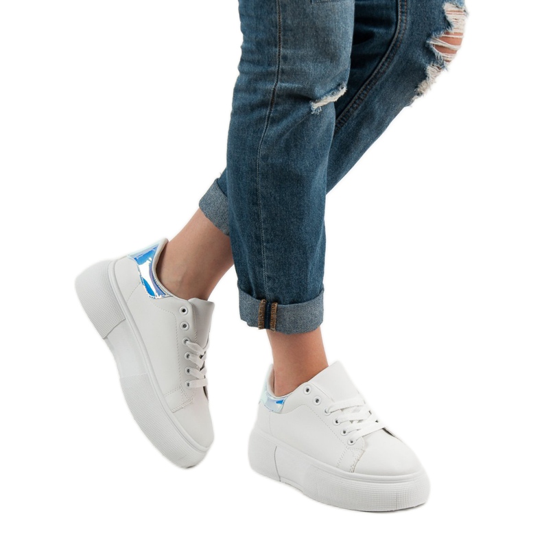 Renda White Shoes On The Platform 2