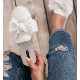 Built-in VICES slippers white 2