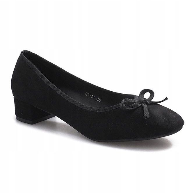 Black pumps on the Espanola post 1