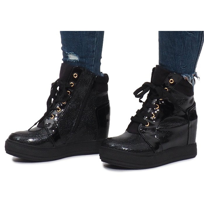 Black lacquered sneakers on the Snake wedge 2