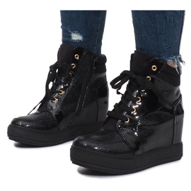 Black lacquered sneakers on the Snake wedge 1