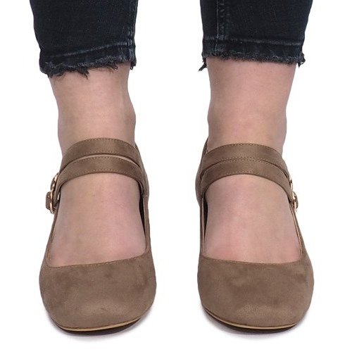 Beige pumps on the Tamara post 2