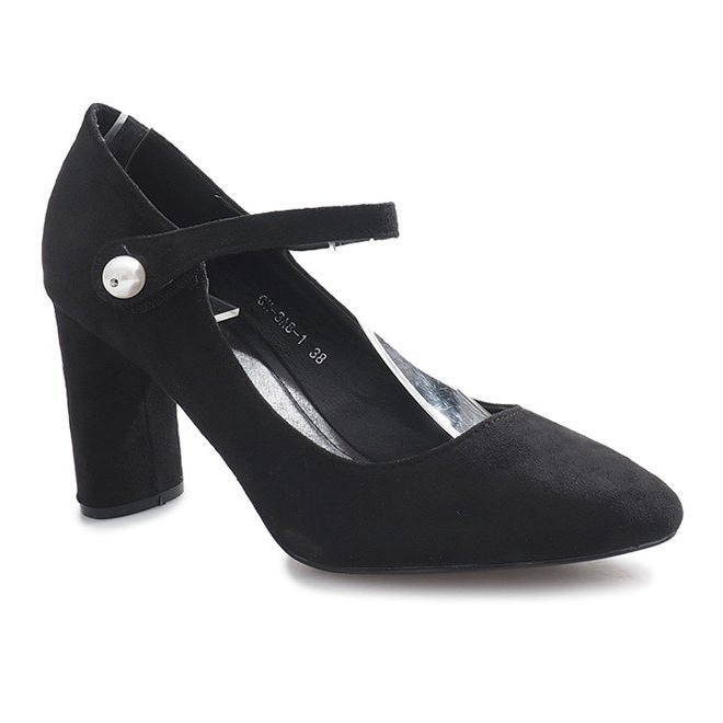 Black pumps on the Milaya post 1