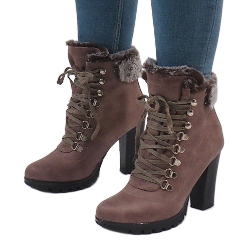 Khaki boots on the N50 post green 2