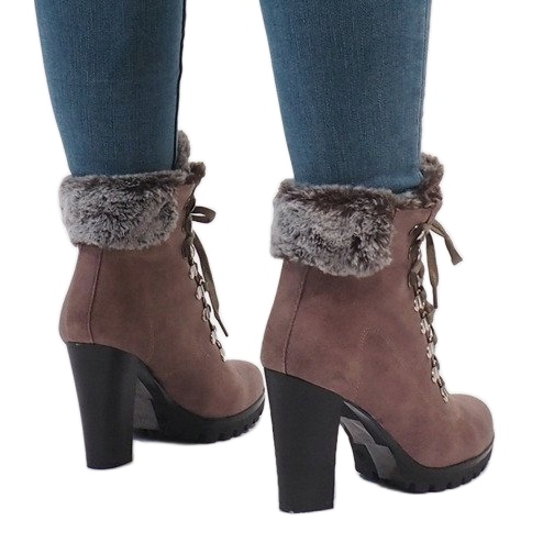 Khaki boots on the N50 post green 1