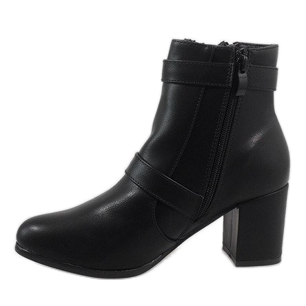 Black ankle boots on the F819 post 1
