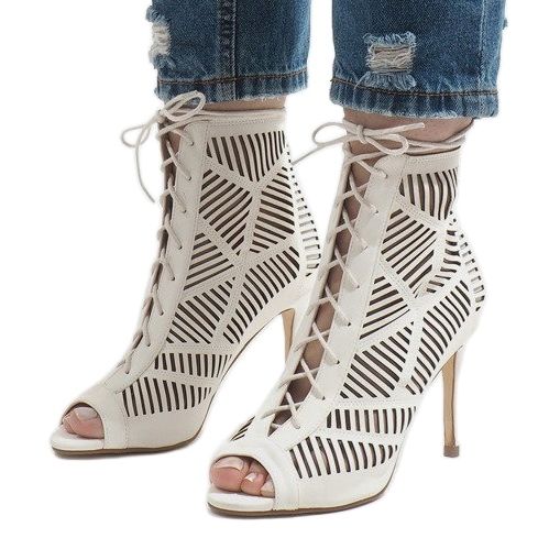 White boots on a pin 1610-225 1