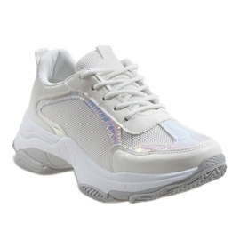 White fashionable sports shoes 2018-6 1