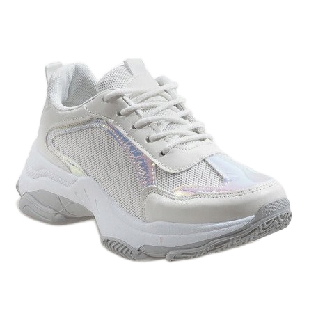 White fashionable sports shoes 2018-6 1