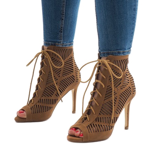 Camel boots on a pin 1610-225 brown 1