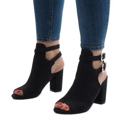 Black boots on the post 173-853 1