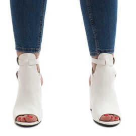 White boots on the post 173-853 2