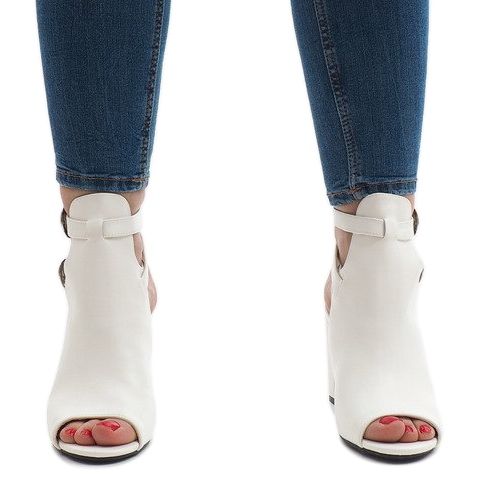 White boots on the post 173-853 2