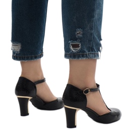 Black pumps on the 2239-1 post 1