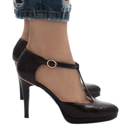 Brown pumps on the A509-22-2 pillar 1