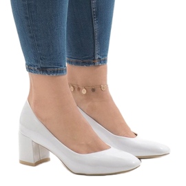 White lacquered pumps on the 7501-1 post 1