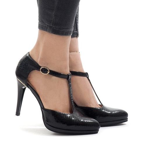 Black pumps on the A509-22-2 pillar 1