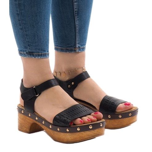 Black sandals on the FM4142 platform 1