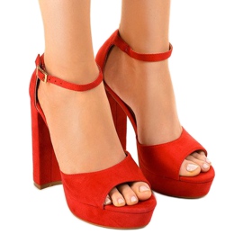 Red sandals on the D08 post 1