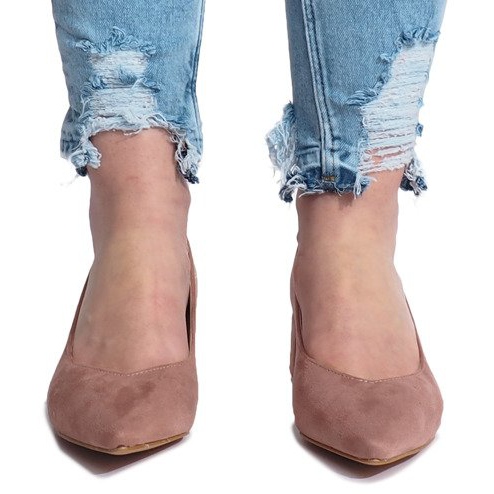 Pink pumps on the Heart Pillar 1