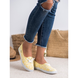 Sneakers with VICES pattern white yellow 2