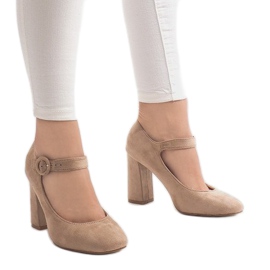 Beige pumps on the M083 pillar 1