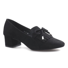 Black pumps on the Heart Pillar 1