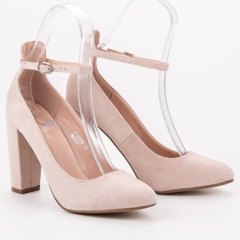 Ideal Shoes Pumps fastened with a buckle brown 1